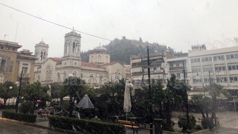 χιονίζει στο κέντρο της Λαμίας
