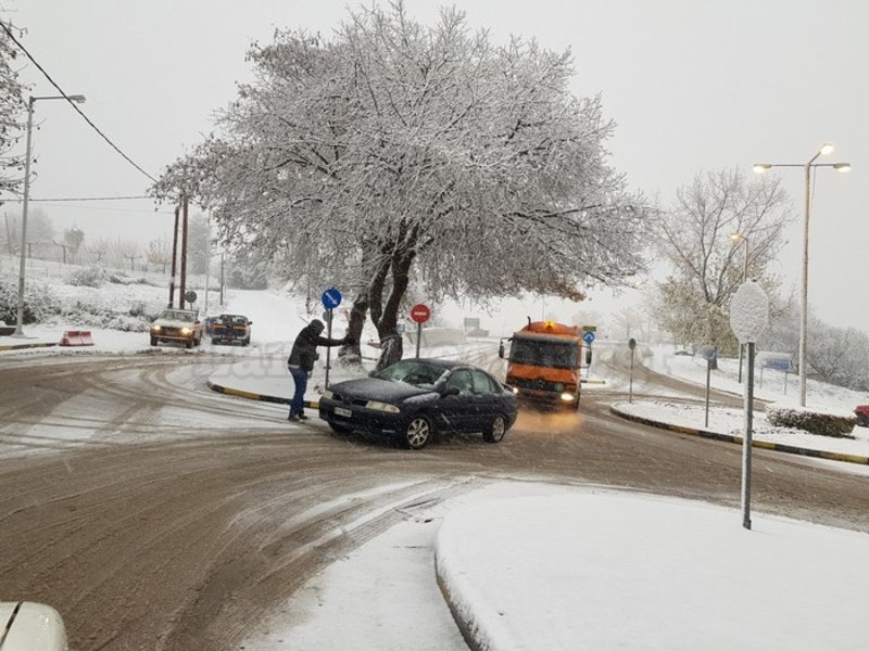 Στα «λευκά» Φθιώτιδα και Ευρυτανία -Κλειστοί δρόμοι, πού χρειάζονται αλυσίδες [εικόνες & βίντεο] | iefimerida.gr 8