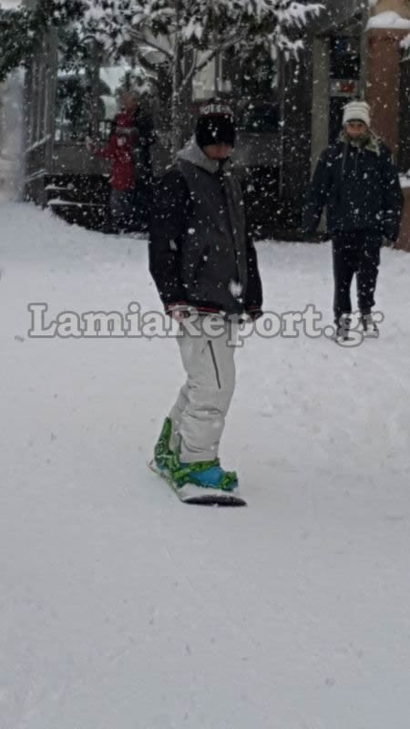 Εκαναν το κέντρο της Λαμίας... πίστα χιονοδρομικού κέντρου -Βόλτες με σκι και σνόουμπορντ στους δρόμους [εικόνες & βίντεο] | iefimerida.gr 3
