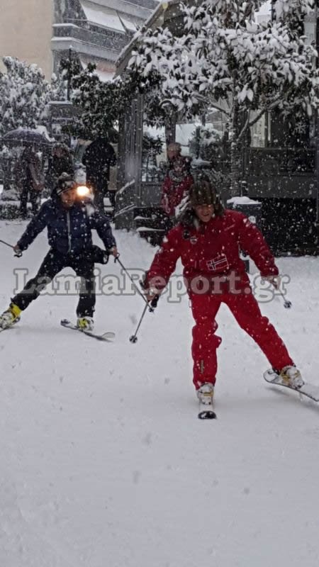 Εκαναν το κέντρο της Λαμίας... πίστα χιονοδρομικού κέντρου -Βόλτες με σκι και σνόουμπορντ στους δρόμους [εικόνες & βίντεο] | iefimerida.gr 4