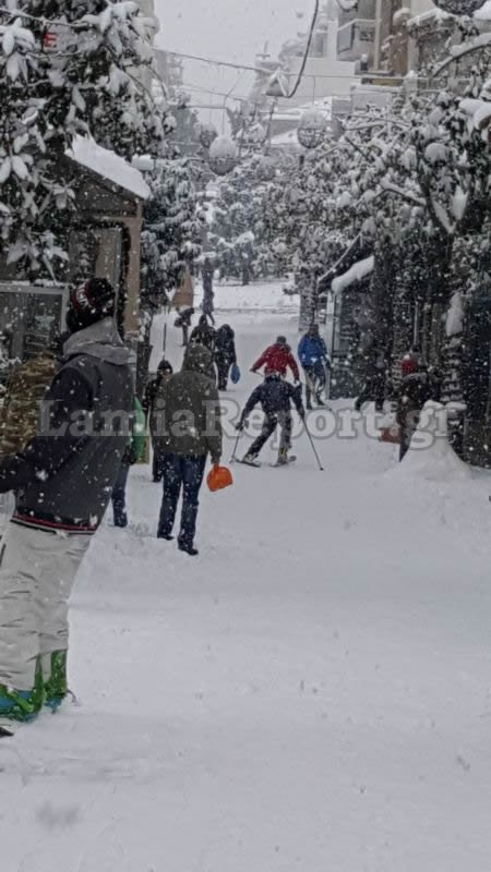 Εκαναν το κέντρο της Λαμίας... πίστα χιονοδρομικού κέντρου -Βόλτες με σκι και σνόουμπορντ στους δρόμους [εικόνες & βίντεο] | iefimerida.gr 5