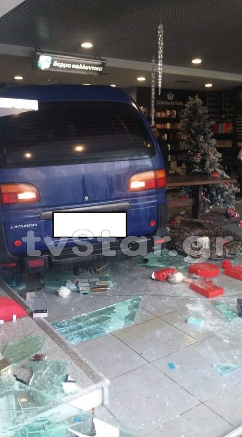 Το αυτοκίνητο έσπασε την τζαμαρία του φαρμακείου