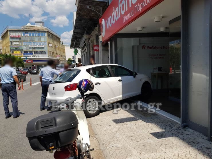 Επικό παρκάρισμα στη Λαμία -«Μέσα» σε κατάστημα [εικόνες] | iefimerida.gr 2