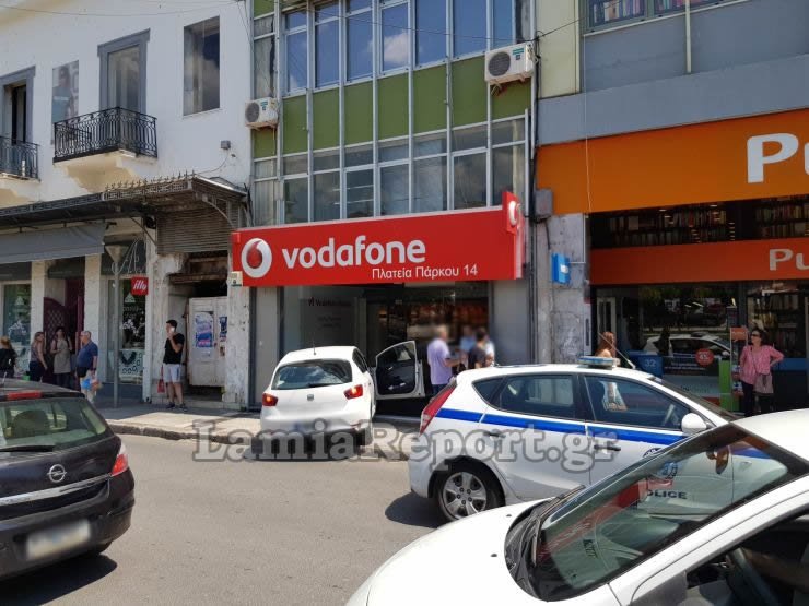 Επικό παρκάρισμα στη Λαμία -«Μέσα» σε κατάστημα [εικόνες] | iefimerida.gr 1