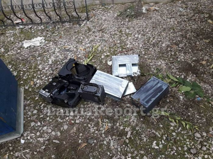 Λαμία: «Σήκωσαν» τον αυτόματο πωλητή εισιτηρίων από το ΤΕΙ -Βρέθηκε κατεστραμμένος σε χωράφι [εικόνες] | iefimerida.gr 2