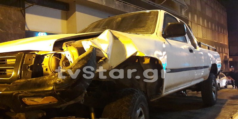 Λαμία: Οδηγός τα έκανε γυαλιά καρφιά -Επεσε σε παρκαρισμένα ΙΧ, «εισέβαλε» σε σχολή οδηγών [εικόνες] | iefimerida.gr 0