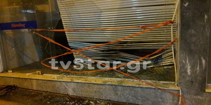 Λαμία: Οδηγός τα έκανε γυαλιά καρφιά -Επεσε σε παρκαρισμένα ΙΧ, «εισέβαλε» σε σχολή οδηγών [εικόνες] | iefimerida.gr 1