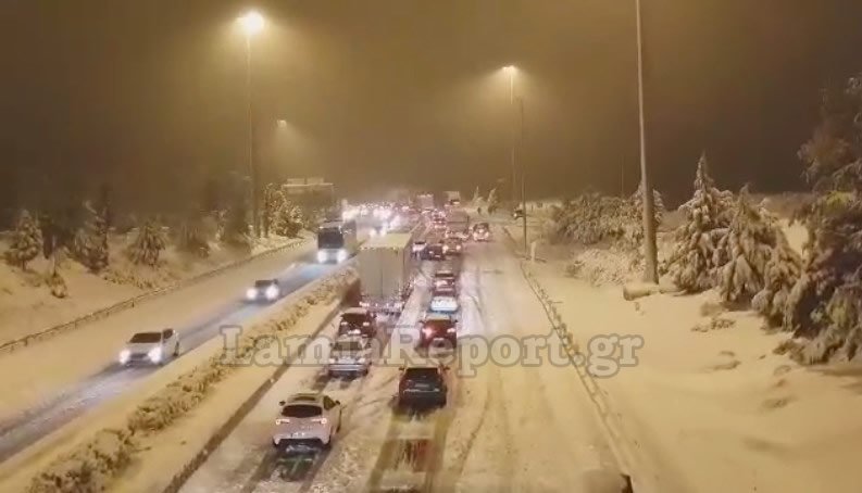 Σε κλοιό χιονιά η χώρα -Οδηγοί εγκλωβίστηκαν επί 8 ώρες στην Εθνική Αθηνών-Λαμίας [εικόνες] | iefimerida.gr 4