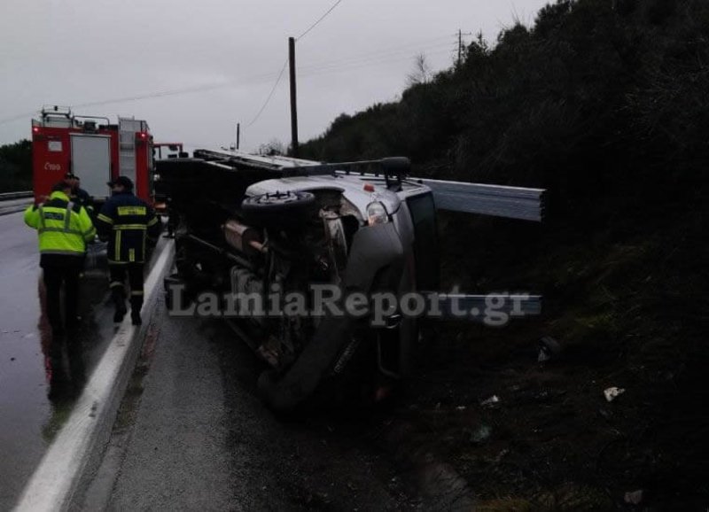 Ανετράπη φορτηγό έξω από τη Λαμία -2 τραυματίες [εικόνες] | iefimerida.gr 1