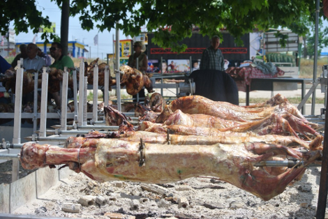 «Πάσχα Ελλήνων» στη Λαμία με κοκορέτσι 120 μέτρων, για ρεκόρ Γκίνες [βίντεο] | iefimerida.gr 2