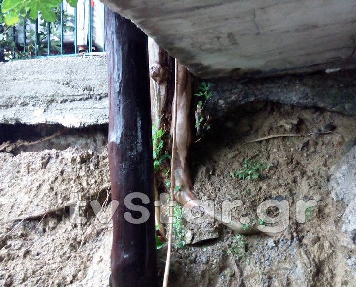 Λαμία: Βούλιαξε δρόμος από την κακοκαιρία – Κινδύνευσε 8χρονη [εικόνες] | iefimerida.gr 1