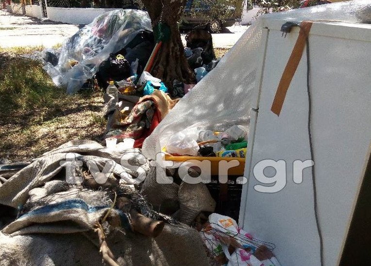 Η ιστορία που συγκλονίζει τη Λαμία: Οικογένεια ζει στο δρόμο...  [εικόνες & βίντεο] | iefimerida.gr 0