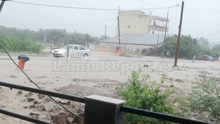 Ποτάμια οι δρόμοι στη Λαμία- Πλημμύρισαν σπίτια, ακινητοποιήθηκαν αυτοκίνητα [εικόνες & βίντεο] | iefimerida.gr 0