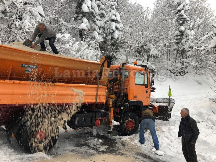 Συνεργεία επιχειρούν για να καθαρίσουν το δρόμο προς το Κυριακοχώρι, όπου είναι αποκλεισμένες δυο οικογένειες που θέλουν να επιστρέψουν