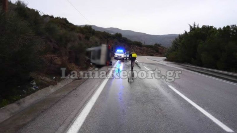 Ανετράπη φορτηγό έξω από τη Λαμία -2 τραυματίες [εικόνες] | iefimerida.gr 0