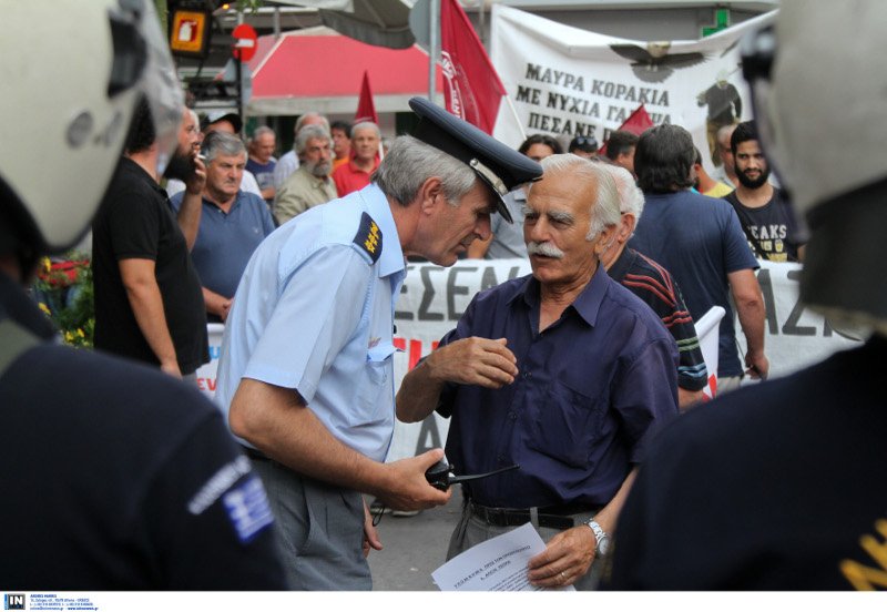 Με διαδηλώσεις, συνθήματα και πανό υποδέχθηκαν τον Τσίπρα στη Λαμία [εικόνες] | iefimerida.gr 4