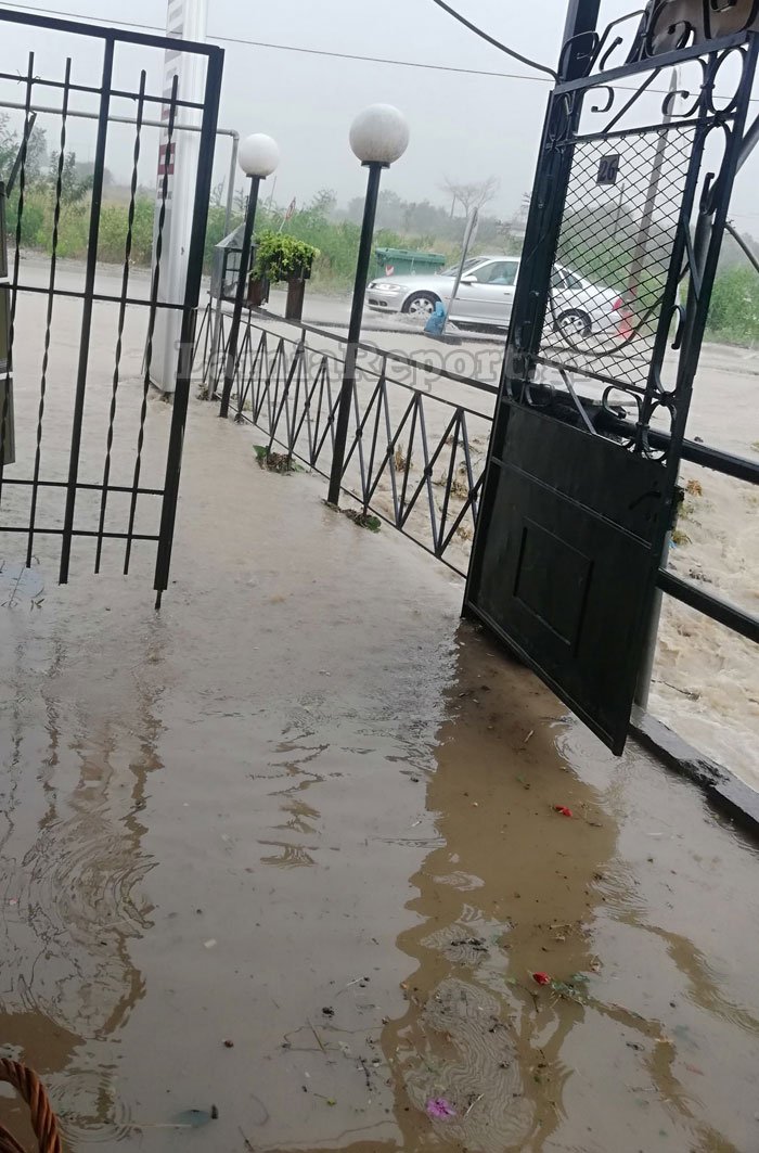 Ποτάμια οι δρόμοι στη Λαμία- Πλημμύρισαν σπίτια, ακινητοποιήθηκαν αυτοκίνητα [εικόνες & βίντεο] | iefimerida.gr 1