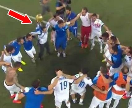 Αποστόλης Κέππας, ο περιπτεράς από τη Λαμία που ακολουθεί την Εθνική παντού [εικόνες] | iefimerida.gr 0