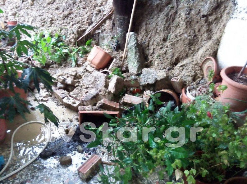 Λαμία: Βούλιαξε δρόμος από την κακοκαιρία – Κινδύνευσε 8χρονη [εικόνες] | iefimerida.gr 2