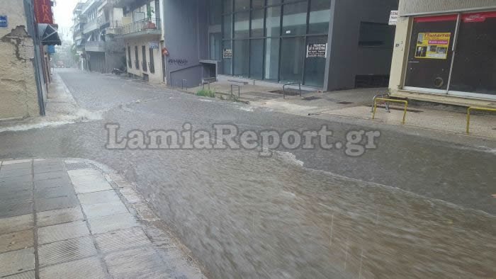 Ποτάμια οι δρόμοι στη Λαμία από την καλοκαιρινή μπόρα [εικόνες & βίντεο] | iefimerida.gr 2
