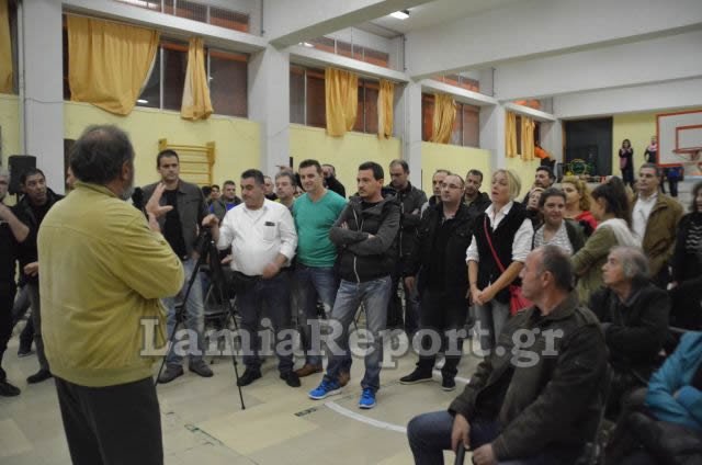 Στη Λαμία δεν θέλουν πρόσφυγες στα σχολεία -Ενταση στη συνέλευση [βίντεο] | iefimerida.gr 1