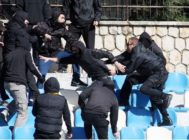 Απίστευτες σκηνές στη Λαμία: Οπαδοί της Αναγέννησης Καρδίτσας πλάκωσαν στο ξύλο αστυνομικούς [εικόνες] | iefimerida.gr 1