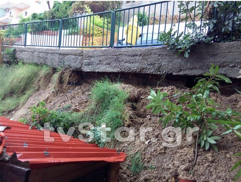 Λαμία: Βούλιαξε δρόμος από την κακοκαιρία – Κινδύνευσε 8χρονη [εικόνες] | iefimerida.gr 3