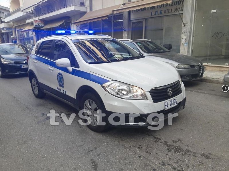  Από τη σύγκρουση τραυματίστηκε ελαφρά ο συνοδηγός του ΙΧ που μεταφέρθηκε με ασθενοφόρο του ΕΚΑΒ στο νοσοκομείο 