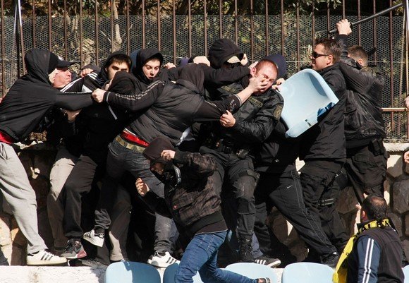 Απίστευτες σκηνές στη Λαμία: Οπαδοί της Αναγέννησης Καρδίτσας πλάκωσαν στο ξύλο αστυνομικούς [εικόνες] | iefimerida.gr 2