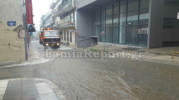 Ποτάμια οι δρόμοι στη Λαμία από την καλοκαιρινή μπόρα [εικόνες & βίντεο] | iefimerida.gr 3