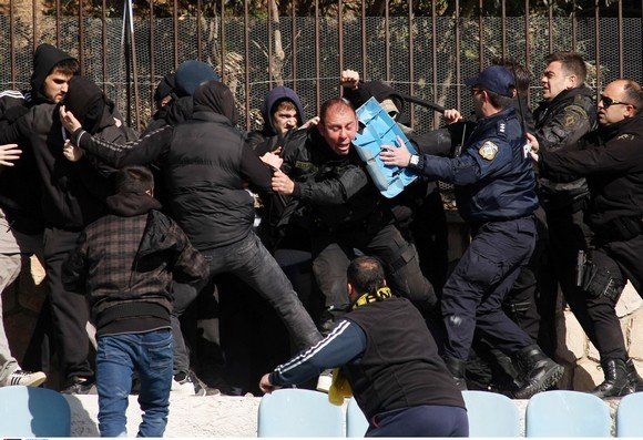 Απίστευτες σκηνές στη Λαμία: Οπαδοί της Αναγέννησης Καρδίτσας πλάκωσαν στο ξύλο αστυνομικούς [εικόνες] | iefimerida.gr 3