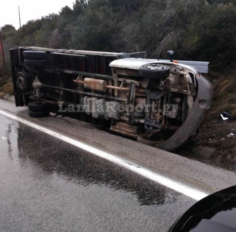 Ανετράπη φορτηγό έξω από τη Λαμία -2 τραυματίες [εικόνες] | iefimerida.gr 2