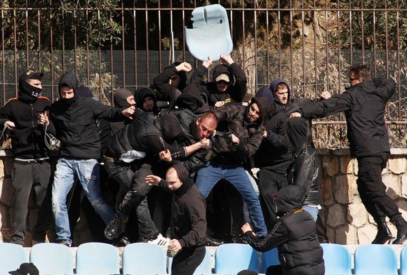 Απίστευτες σκηνές στη Λαμία: Οπαδοί της Αναγέννησης Καρδίτσας πλάκωσαν στο ξύλο αστυνομικούς [εικόνες] | iefimerida.gr 5