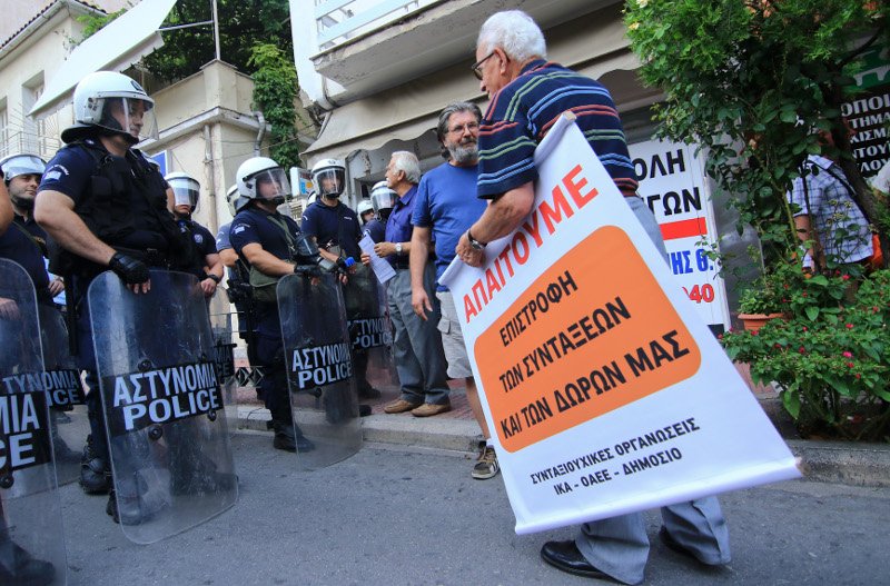 Με διαδηλώσεις, συνθήματα και πανό υποδέχθηκαν τον Τσίπρα στη Λαμία [εικόνες] | iefimerida.gr 5