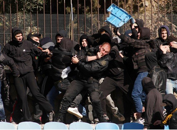 Απίστευτες σκηνές στη Λαμία: Οπαδοί της Αναγέννησης Καρδίτσας πλάκωσαν στο ξύλο αστυνομικούς [εικόνες] | iefimerida.gr 6