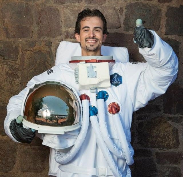 Αποστόλης Κέππας, ο περιπτεράς από τη Λαμία που ακολουθεί την Εθνική παντού [εικόνες] | iefimerida.gr 3