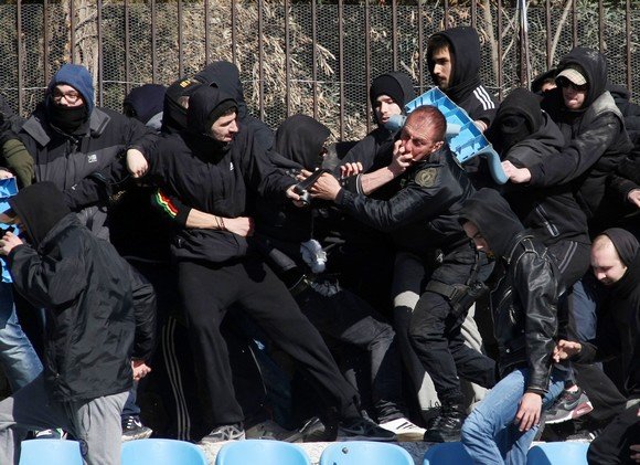 Απίστευτες σκηνές στη Λαμία: Οπαδοί της Αναγέννησης Καρδίτσας πλάκωσαν στο ξύλο αστυνομικούς [εικόνες] | iefimerida.gr 7