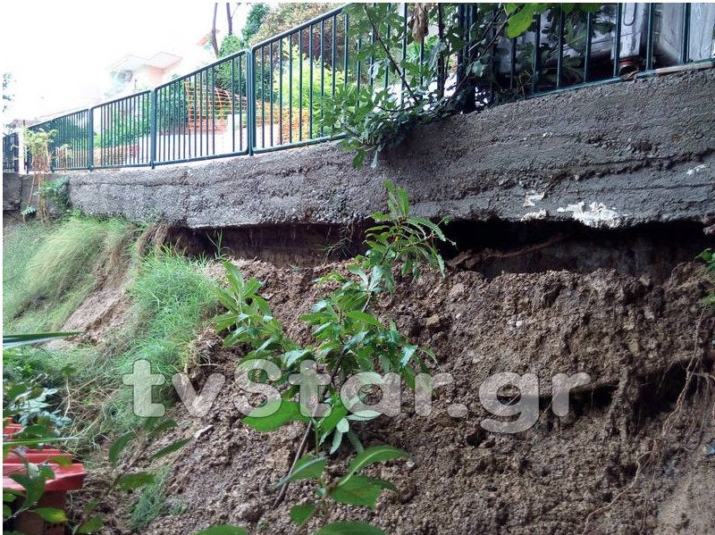 Λαμία: Βούλιαξε δρόμος από την κακοκαιρία – Κινδύνευσε 8χρονη [εικόνες] | iefimerida.gr 0