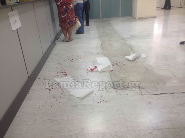 Λαμία: 65χρονος έκοψε τις φλέβες του στον ΟΑΕΕ -Τι φώναζε στους υπαλλήλους [εικόνες & βίντεο] | iefimerida.gr 0