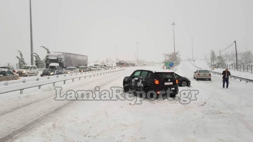 Σε κλοιό χιονιά η χώρα -Οδηγοί εγκλωβίστηκαν επί 8 ώρες στην Εθνική Αθηνών-Λαμίας [εικόνες] | iefimerida.gr 6