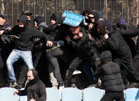 Απίστευτες σκηνές στη Λαμία: Οπαδοί της Αναγέννησης Καρδίτσας πλάκωσαν στο ξύλο αστυνομικούς [εικόνες] | iefimerida.gr 0