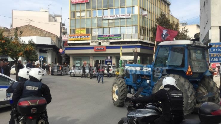 Οι αγρότες μπήκαν με τα τρακτέρ στη Λαμία -Εκανα πορεία διαμαρτυρίας [βίντεο] | iefimerida.gr 1