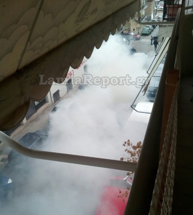 Λαμία: Φλεγόμενο αυτοκίνητο κατέβαινε μόνο του το δρόμο! [εικόνες] | iefimerida.gr 0