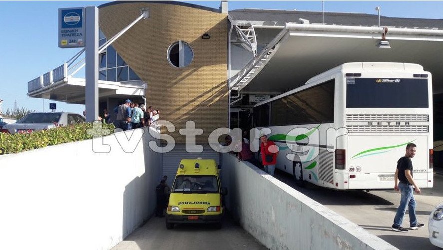 Λαμία: Μια επιβάτις του ΚΤΕΛ έπεσε από ύψος 4 μέτρων στο κενό [εικόνες] | iefimerida.gr 3