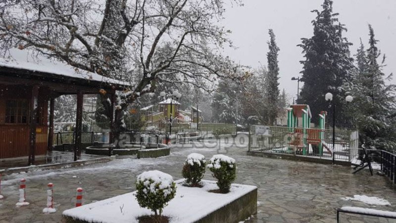 Στα λευκά η χώρα, προβλήματα από την κακοκαιρία – Χιόνια και χαμηλές θερμοκρασίες και σήμερα [εικόνες&βίντεο] | iefimerida.gr 9