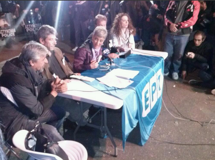 Δελτίο ειδήσεων έξω από το Ραδιομέγαρο με φόντο τα ΜΑΤ έβγαλαν οι εργαζόμενοι της ΕΡΤ [εικόνες] | iefimerida.gr 0