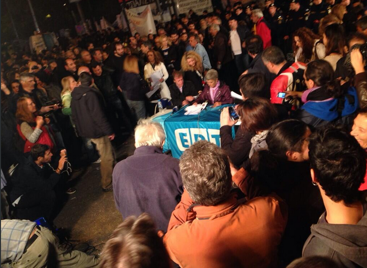 Δελτίο ειδήσεων έξω από το Ραδιομέγαρο με φόντο τα ΜΑΤ έβγαλαν οι εργαζόμενοι της ΕΡΤ [εικόνες] | iefimerida.gr 2