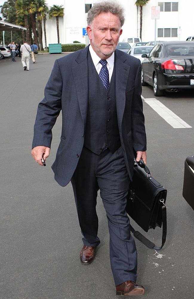 Ο δικηγόρος του Μπραντ Πιτ έχει χωρίσει όλους τους σταρ -Τσάρλι Σιν, Λονγκόρια, Μάικλ Τζάκσον [εικόνες] | iefimerida.gr 2