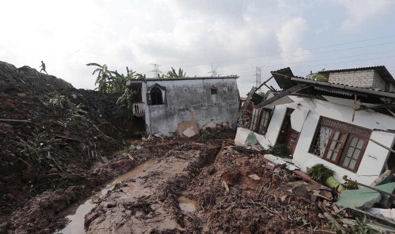 Σρι Λάνκα: Τουλάχιστον 16 νεκροί από κατάρρευση βουνού σκουπιδιών [εικόνες] | iefimerida.gr 3