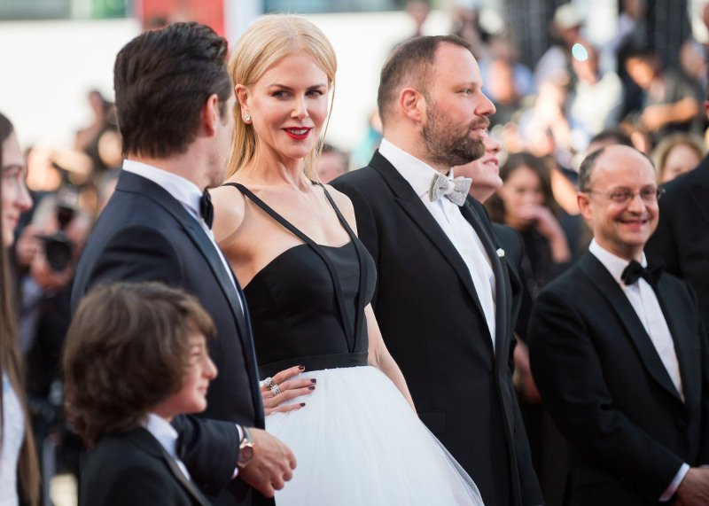 Ο Λάνθιμος αγκαζέ με τη (θεά) Νικόλ Κίντμαν και τον Κόλιν Φάρελ στο κόκκινο χαλί των Καννών -Μετά τη γιούχα [εικόνες & βίντεο] | iefimerida.gr 1